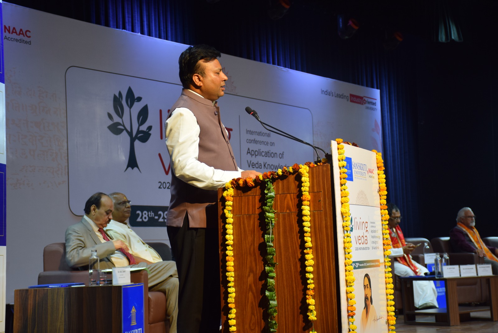 संस्कृति विवि में सहयोगियों के सम्मान के साथ संपन्न हुई अंतरराष्ट्रीय संगोष्ठी