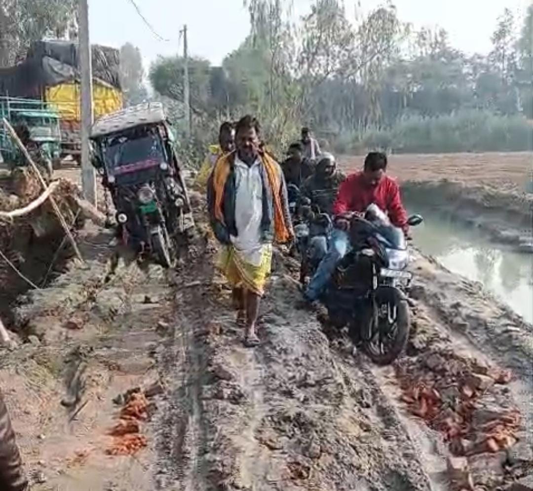 निर्माणाधीन पुल के कारण परिवर्तित मार्ग पर ट्रक फंसने से बने गड्ढों में गिरकर राहगीर हो रहे घायल