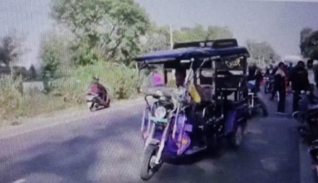 तेज रफ्तार ई रिक्शा खड़े लोडर में जा घुसा ई रिक्शा में बैठी दो महिलाएं गम्भीर रूप से हुई घायल