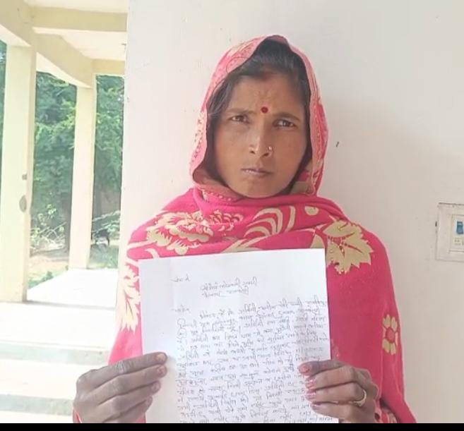 दलित महिला को पुस्तैनी माकान आग लगाने का विरोध करना पड़ा भारी पड़ोसियों पर लात घूसों और डंडों से पिटाई का आरोप