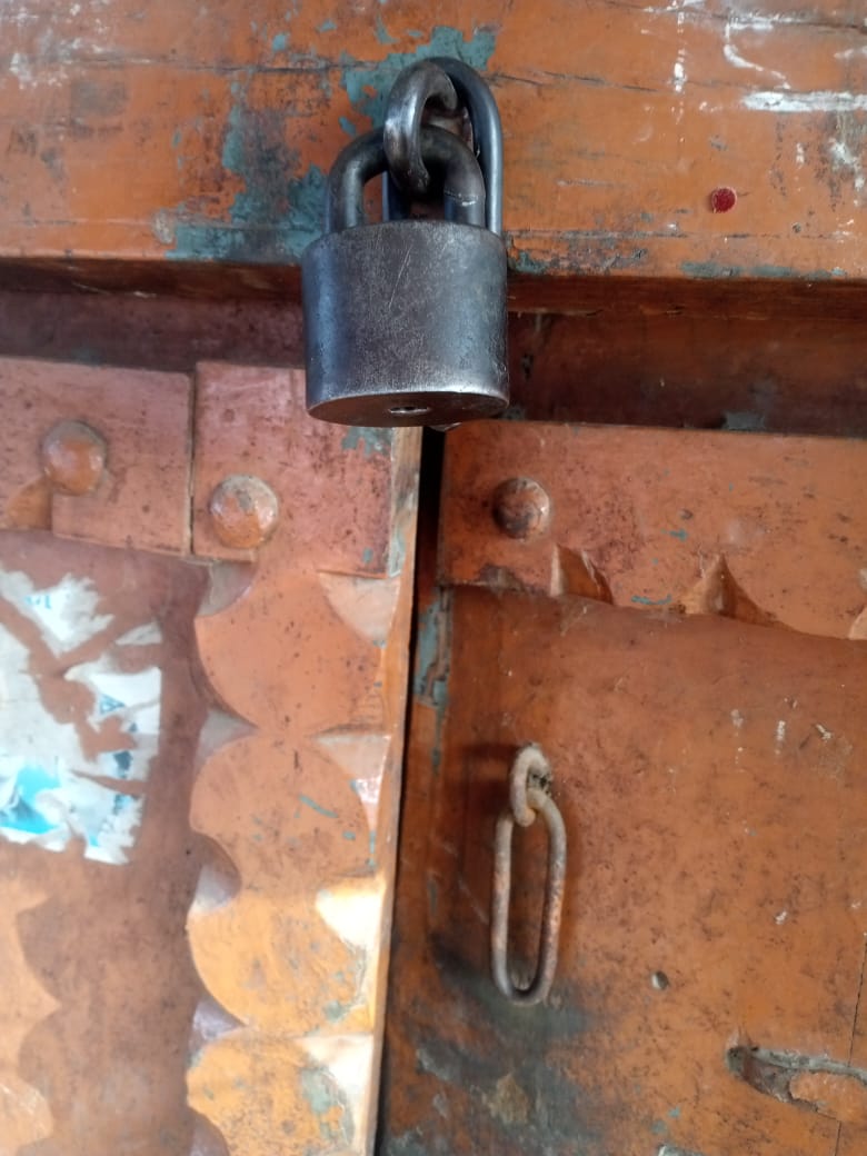 गांव में बाजार के निकट से बकरियां की चोरी