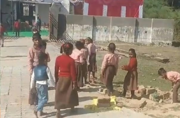 कलम की जगह नन्हें हाथों से ईट की कराई ढुलाई,वीडियो सोशल मीडिया पर वायरल