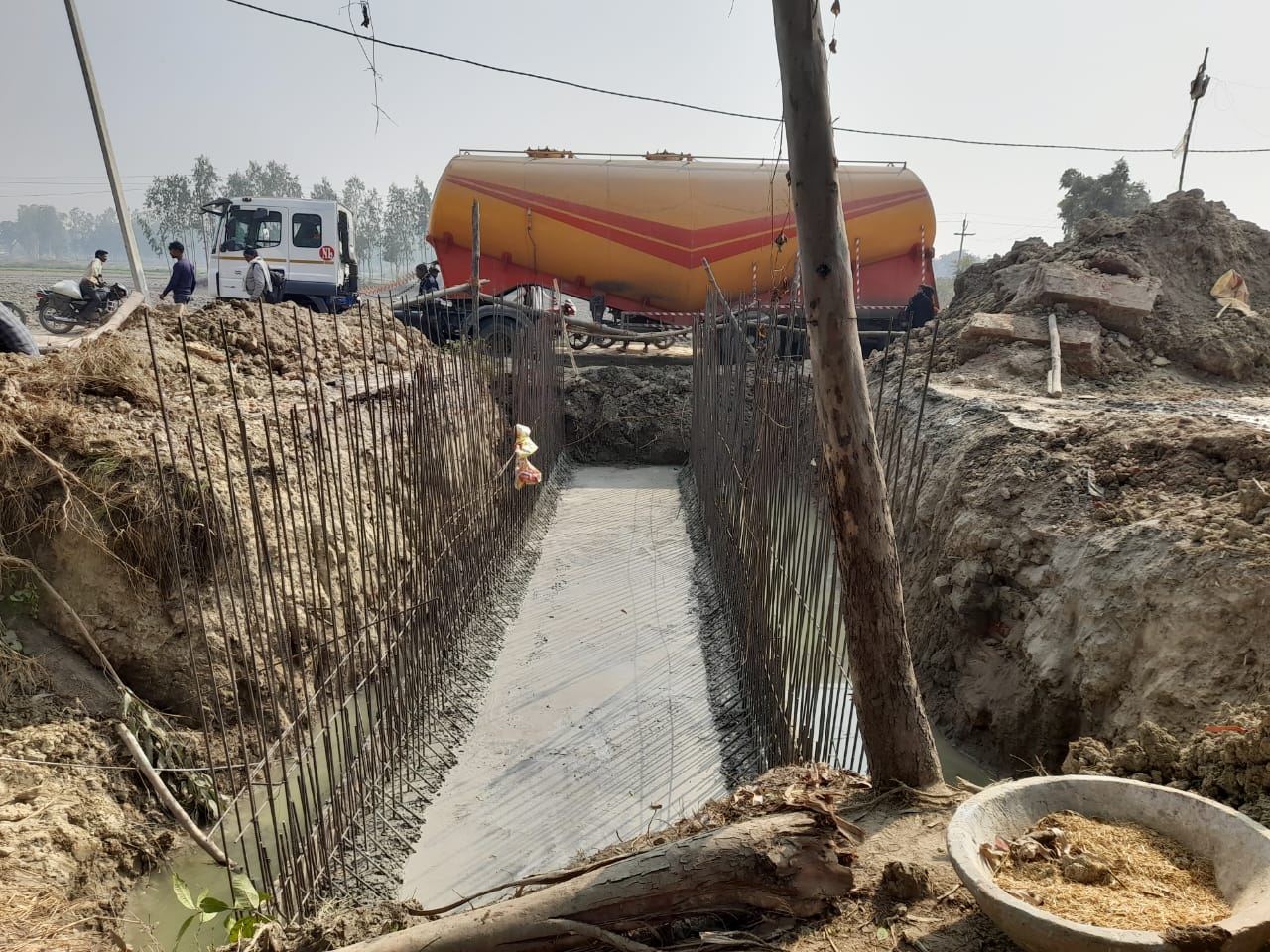 ऊंचाहार सलोन मार्ग पर निर्माणाधीन पुल के कारण महीनों से राहगीरों को हो रही परेशानी