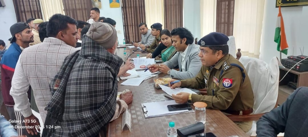 संपूर्ण समाधान दिवस में डीएम ने कहा फरियादियों की शिकायतों का निस्तारण शासन की प्राथमिकता किसी भी स्तर पर लापरवाही नहीं होगी बर्दाश्त