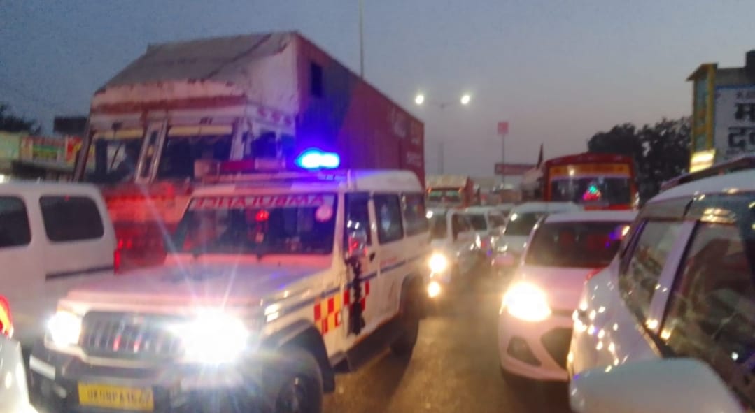 कांधला बस स्टैंड पर भीषण जाम सिरैंची तारा इंसानियत सोती रही इस बीच इसी बीच थाना अध्यक्ष ने की तुरंत कार्यवाही