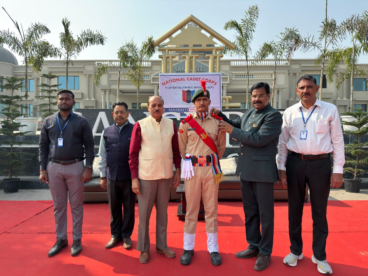 चित्र परिचयः संस्कृति विश्वविद्यालय में 78वें एनसीसी डे पर उत्कृष्ट प्रदर्शन के लिए कैडेट को उनकी रैंक प्रदान करते अधिकारी।