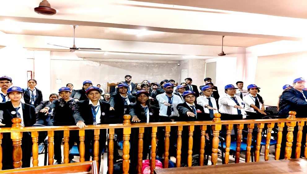 संस्कृति विवि में एक कार्यक्रम के दौरान संविधान की रक्षा करने की शपथ लेते विद्यार्थी।