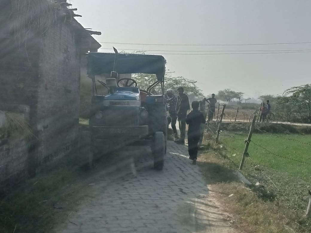 दबंगों ने ट्रैक्टर से रास्ते को रोका चालक वैन क्षतिग्रस्त बड़ा हादसा होते होते बचा