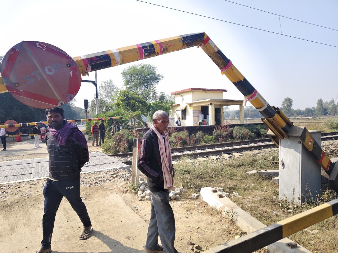 रेलवे क्रासिंग पर लगे रेलवे बूम को ई रिक्शा ने मारी जोरदार टक्कर रेलवे बूम टूटा