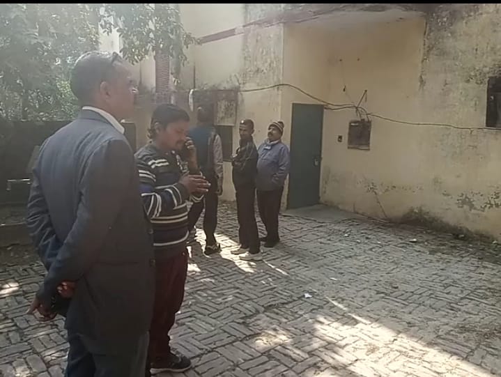 ऊंचाहार ब्लॉक कार्यालय में सचिव अनुपस्थिति फरियादी परेशान 1076 हेल्पलाइन पर शिकायत दर्ज