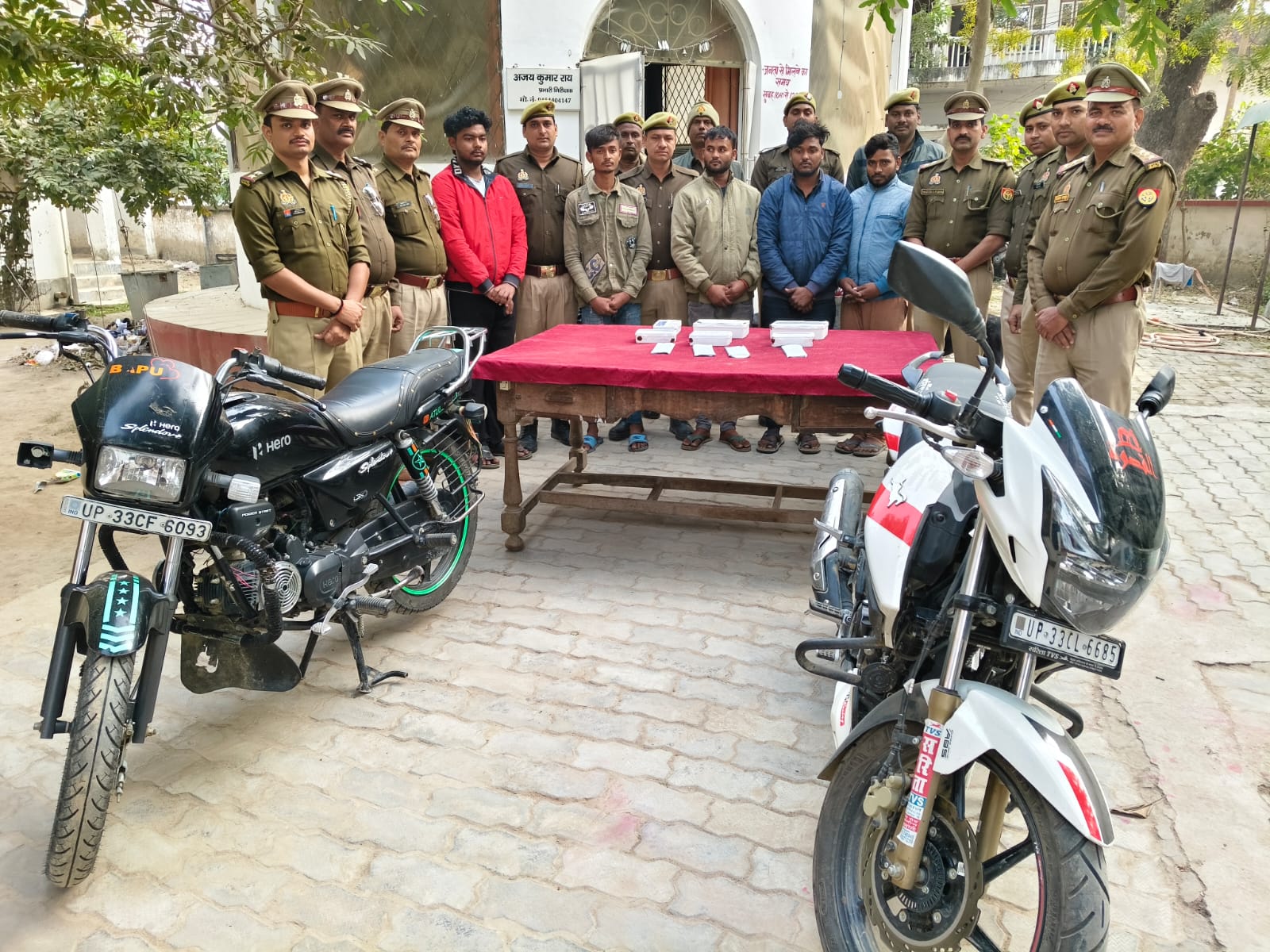 लुटेरों से पुलिस की मुठभेड़ में एक के पैर में लगी गोली , तीन अन्य गिरफ्तार