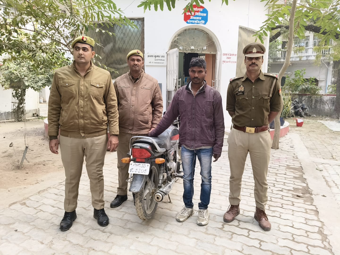 ऊंचाहार पुलिस ने शुक्रवार की शाम बाइक चोरी के महज 12 घन्टें किया खुलासा