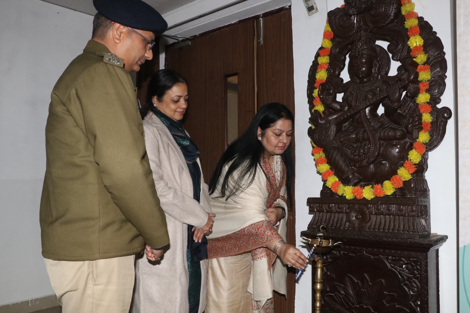 संस्कृति विवि के सभागार में महिला सशक्तिकरण पर कार्यक्रम की मुख्य अतिथि डा. श्रीमती पूजा ठाकुर सिकेरा दीप प्रज्ज्वलन करती हुई। साथ में संस्कृति विवि की सीईओ डा. श्रीमती मीनाक्षी शर्मा, क्षेत्राधिकारी छाता भूषण वर्मा।