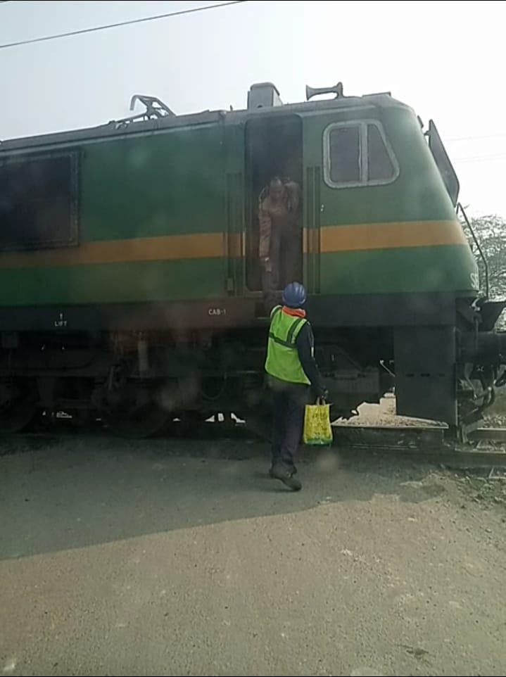 मालगाड़ी चालक ने सिगरेट लेने के लिए रोकी ट्रेन ऊंचाहार के मलकाना स्थिति क्रॉसिंग पर रुकी ट्रेन पांच मिनट तक क्रॉसिंग पर लगा रहा जाम वीडियो वायरल