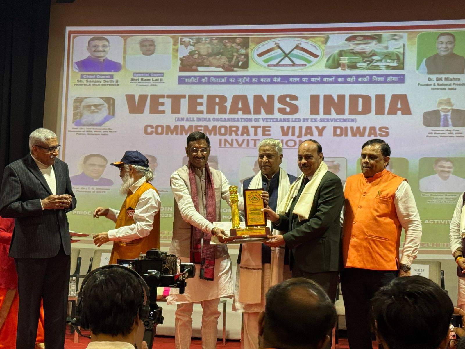 नई दिल्ली में भारत सरकार के रक्षा राज्य मंत्री संजय सेठ भारत के शीर्ष 13 विश्वविद्यालयों में से एक संस्कृति विश्वविद्यालय के कुलपति प्रो.एमबी चेट्टी को राष्ट्रीय उत्कृष्टता सम्मान पुरस्कार से सम्मानित करते हुए।