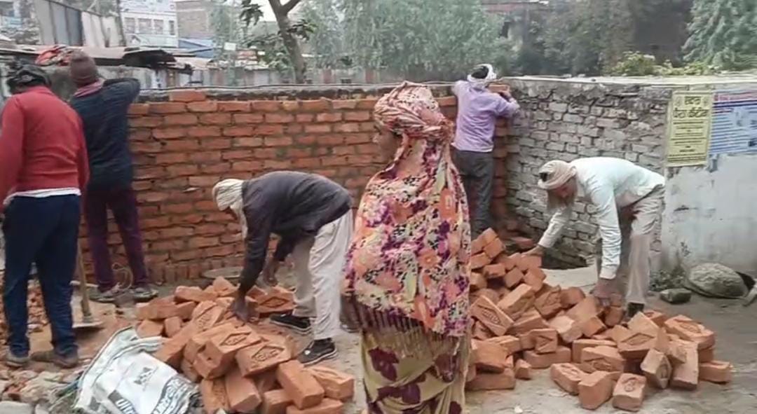 बिना सेफ्टी टैंक नाले के ऊपर सार्वजनिक शौचालय का निर्माण, वार्ड वासियों में आक्रोश*