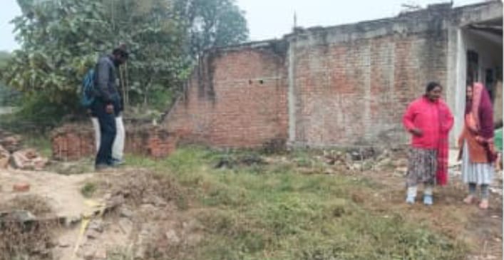 गांव में मिलने गए आशिक को चाकू लेकर दौड़ाया