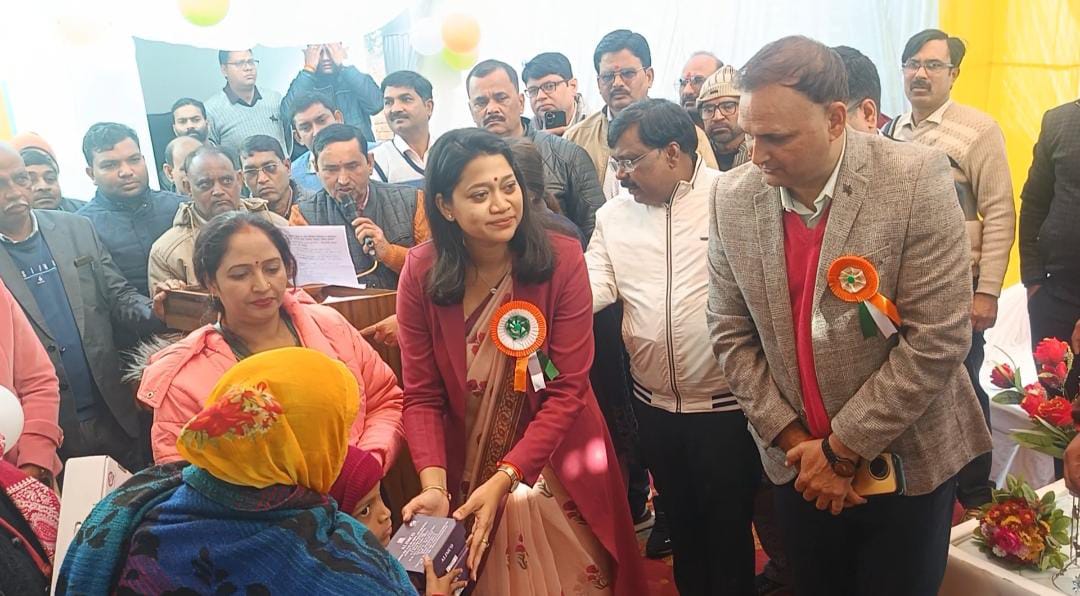 जिलाधिकारी हर्षिता माथुर ने अपने हाथों से दिव्यांग बच्चों को दी सहायक उपकरण की सौगात