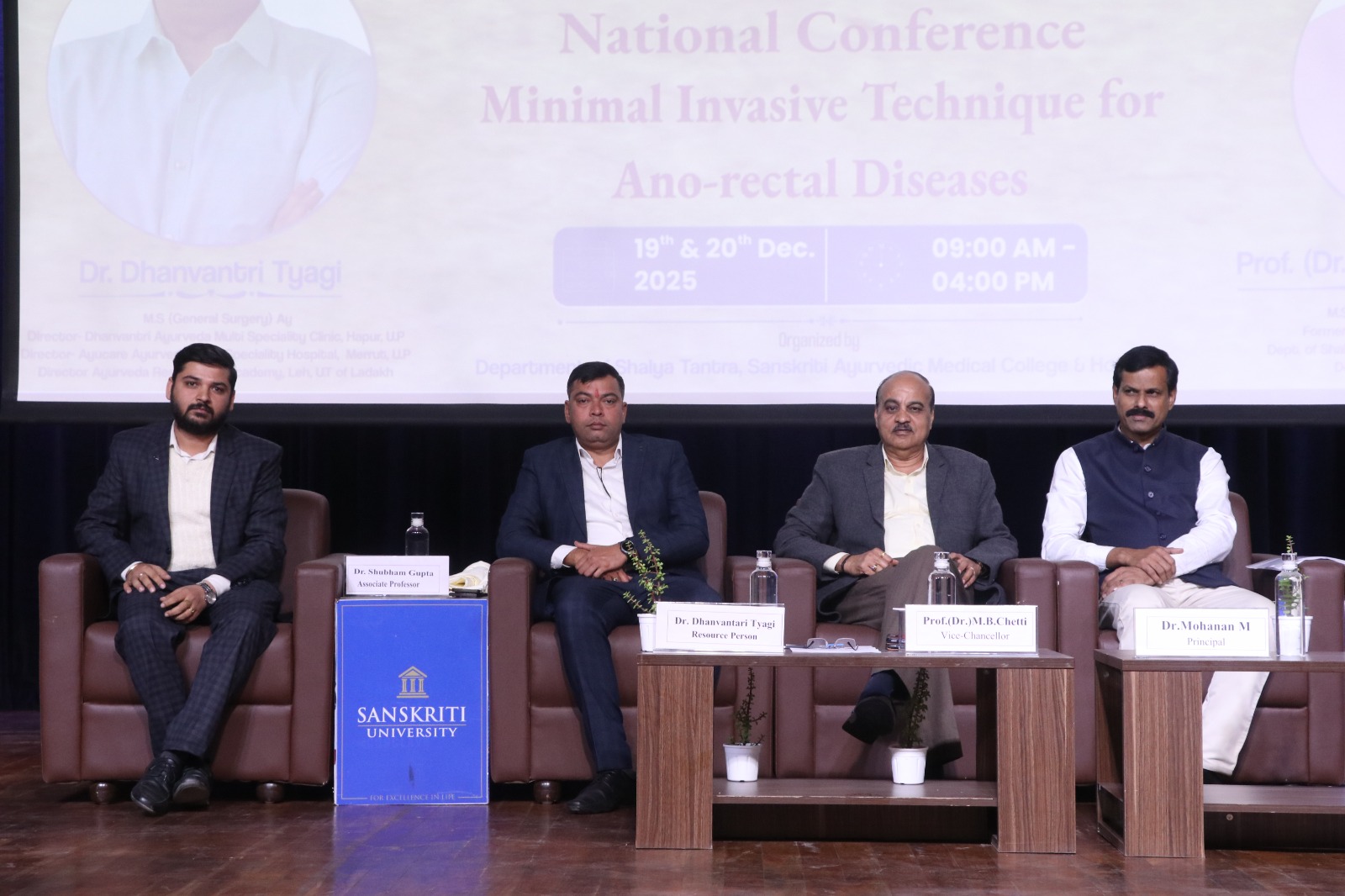 संस्कृति विश्वविद्यालय के संतोष मैमोरियल आडिटोरियम में “एनो-रेक्टल बीमारियों के लिए मिनिमल इनवेसिव टेकनीक” पर आयोजित दो दिवसीय राष्ट्रीय सेमिनार में मंच पर आसीन विद्वान वक्ता।