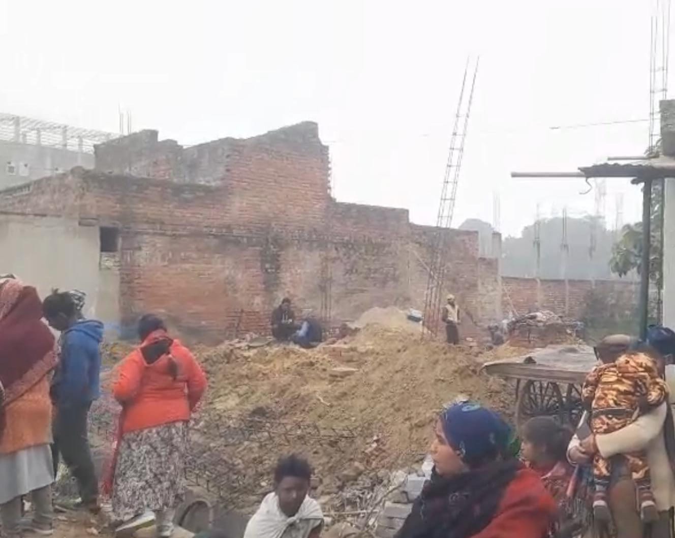 रास्ते में मिट्टी डालकर आम लोगों का आवागमन बाधित