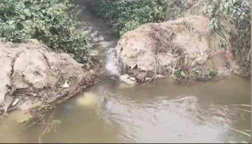 उफना रही नहर , बर्बाद हो रहा पानी कटान, गंगा में जा रहा पानी