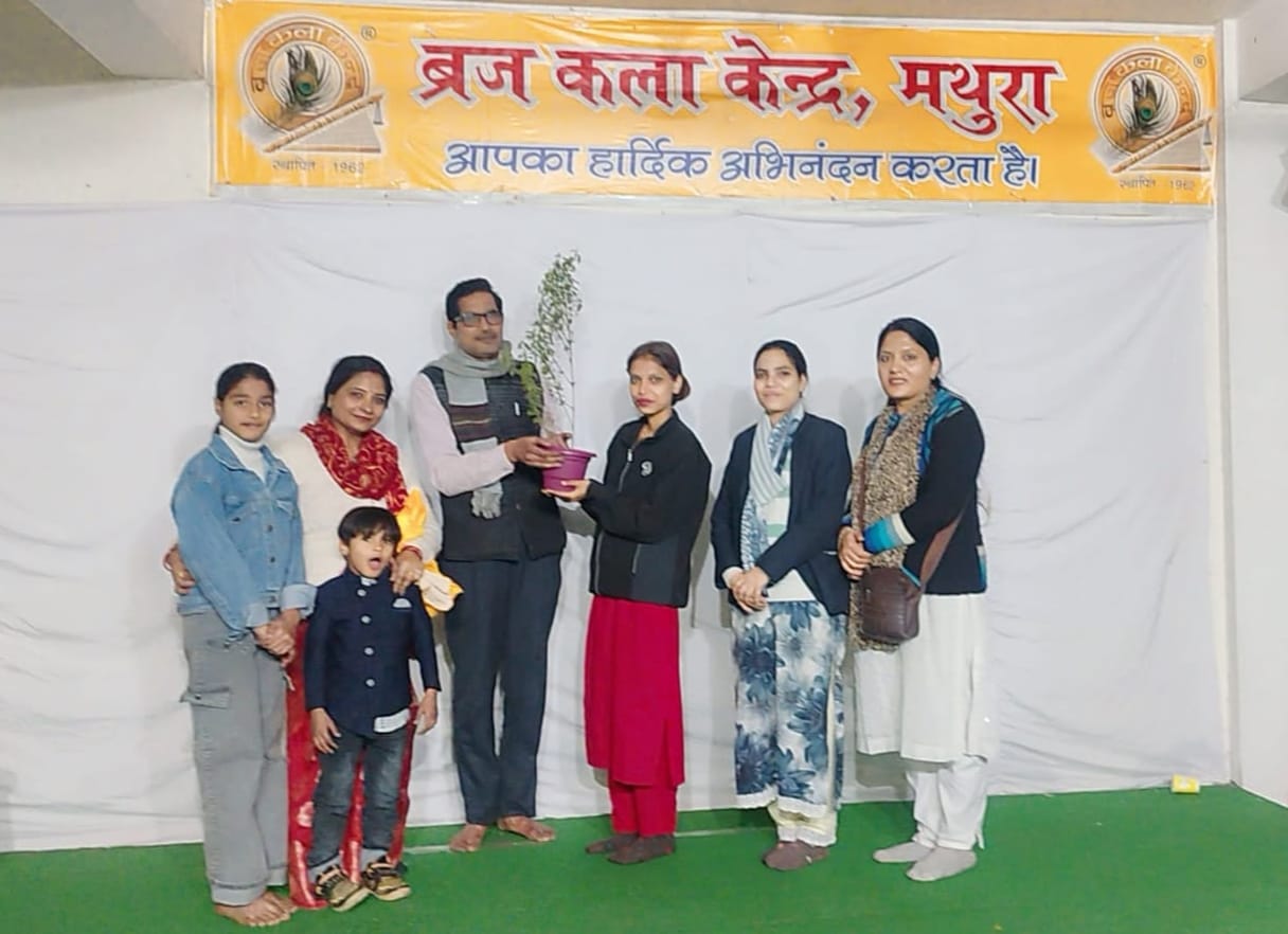 सांस्कृतिक कार्यक्रमों के साथ मनाया गया तुलसी दिवस