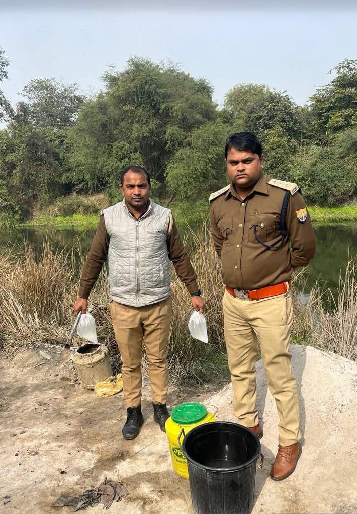 जिला अधिकारी हर्षिता माथुर के आदेशानुसार दबिश के दौरान 50 लीटर अवैध कच्ची शराब बरामद व 300 किलोग्राम महुआ लहन मौके पर नष्ट,