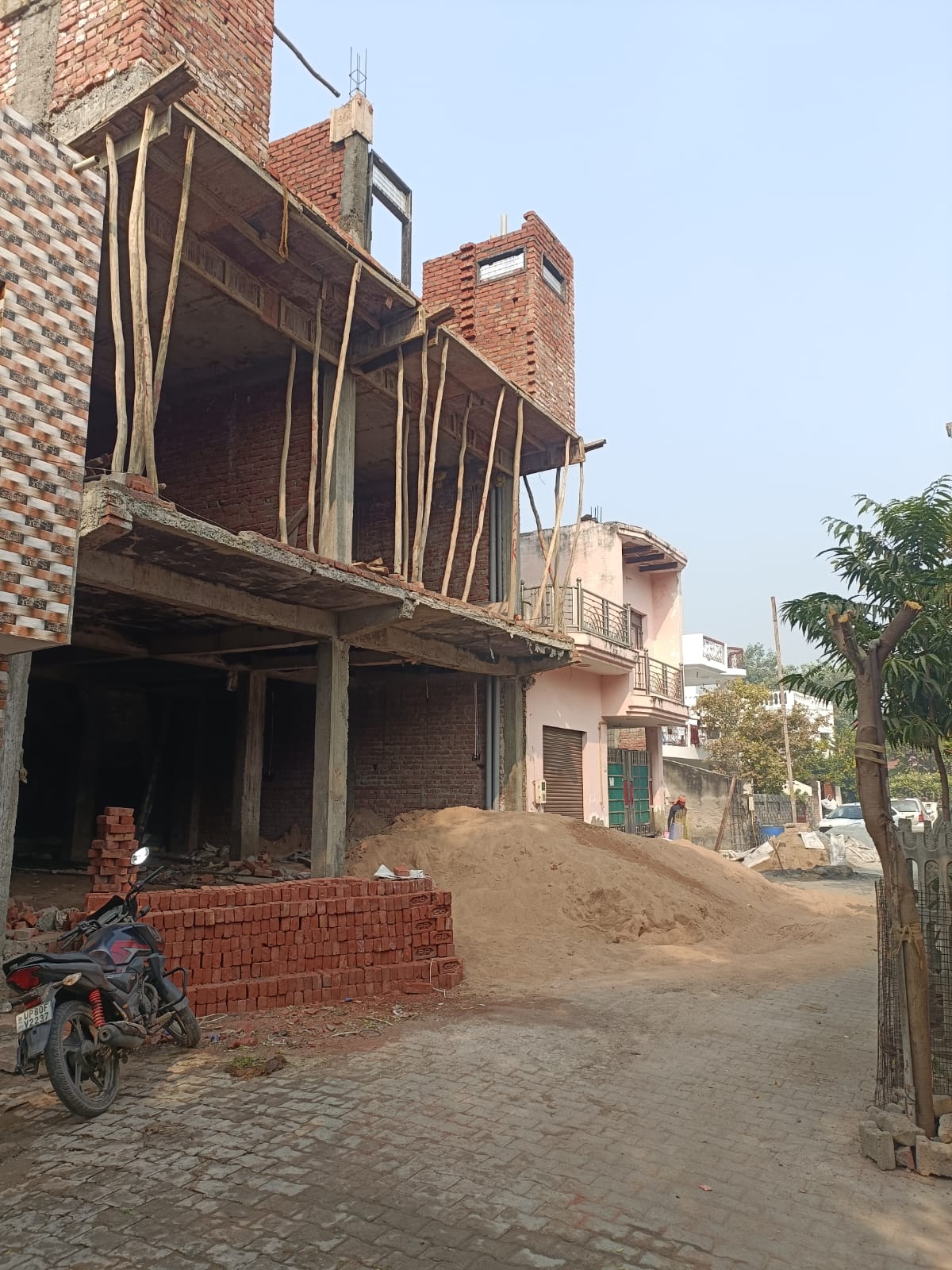 राधा नगर बना अवैध निर्माण एवं अतिक्रमण का अड्डा