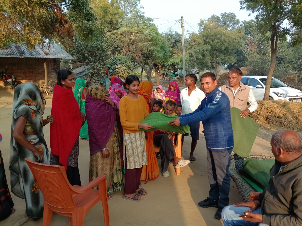 बढ़ती ठंड और शीतलहर पर रविवार को क्षेत्र में किया गया कंबल वितरण कार्यक्रम