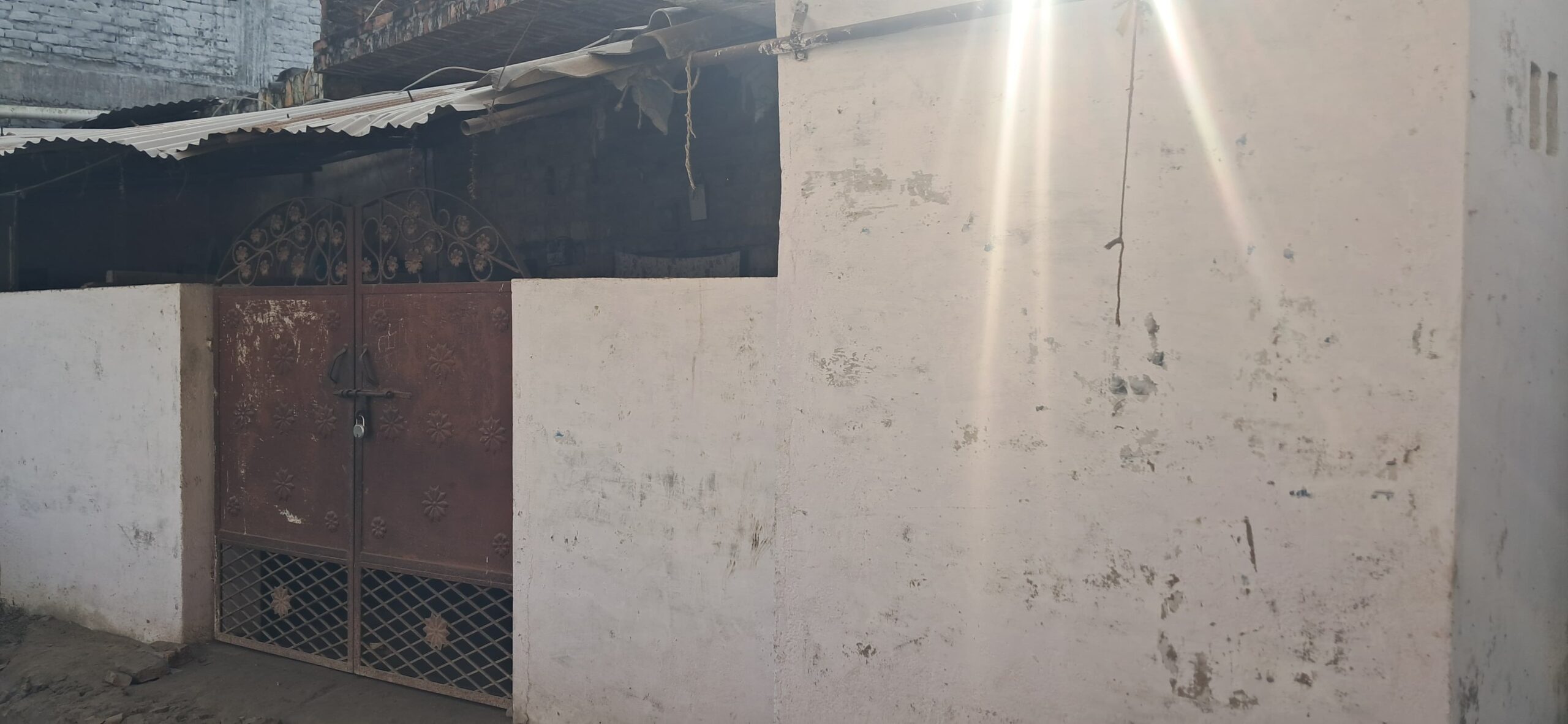 मास्टरमाइंड की शह पर बिका पीएम आवास, बिजली चोरी का खुला राज