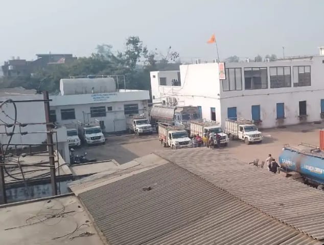 आनंदा डेयरी प्लांट पर आयकर का छापा दिल्ली हरियाणा से आई टीमें मचा हड़कंप