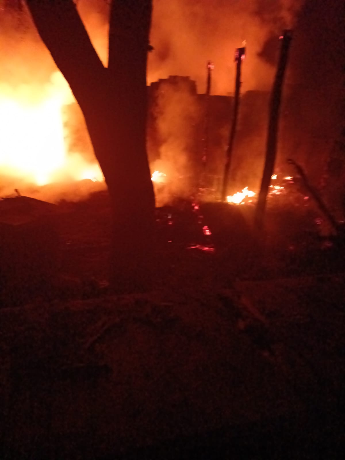 आग की लपटों से कबाड़ गोदाम और पान की गुमटी जलीं