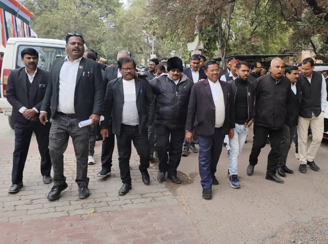 रायबरेली में यूजीसी के नए नियमों को लेकर लगातार दूसरे दिन अधिवक्ताओं का विरोध प्रदर्शन जारी