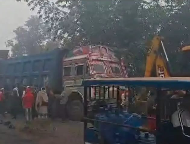 घने कोहरे के कारण ट्रक और डंपर की हुई आमने सामने टक्कर होमगार्ड की मौत, ट्रक चालक घायल