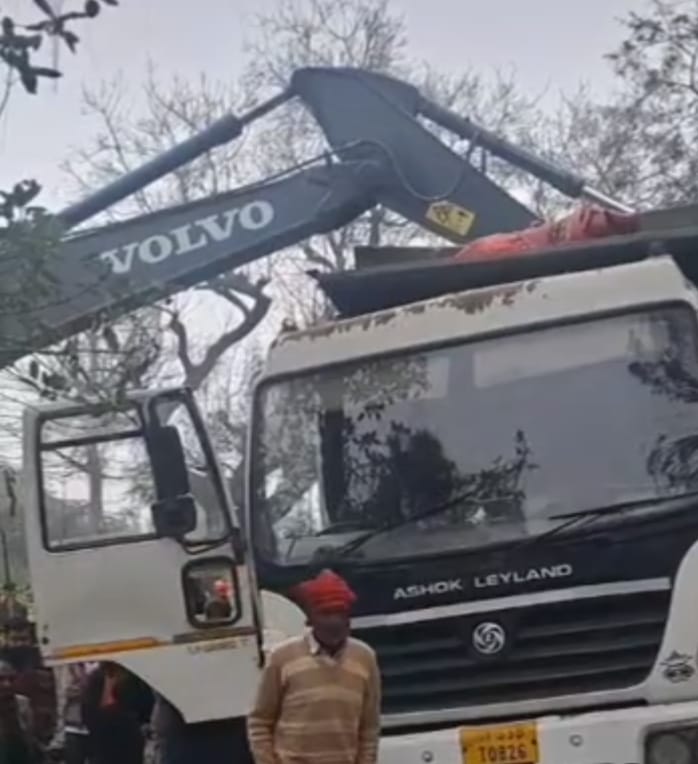 खेत में सो रहे युवक की डंपर की चपेट में आने से दर्दनाक मौत परिजनों में कोहराम