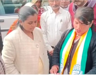 छुट्टा जानवरों के आतंक से परेशान किसानों ने किया प्रदर्शन, ज्ञापन दिया