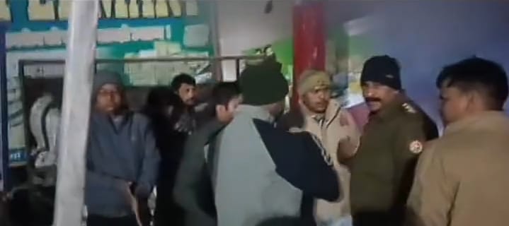 ऊंचाहार नगर के कस्बा स्थित चौराहे पर गोदाम में लगी भीषण आग लाखों का सामन जलकर राख