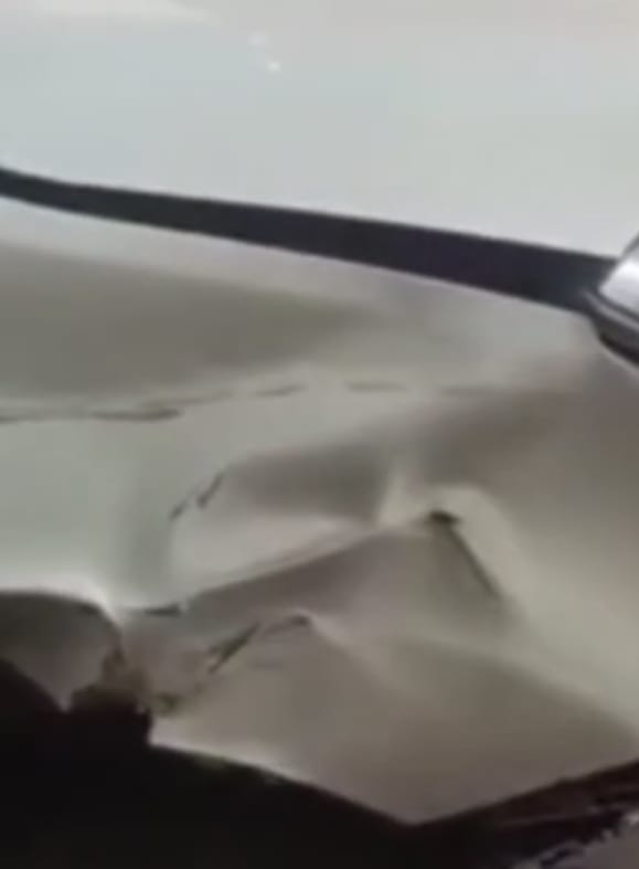 तेज रफ्तार अनियंत्रित ट्रक ने प्रधान की कार को मारी टक्कर कार के उड़े परखच्चे