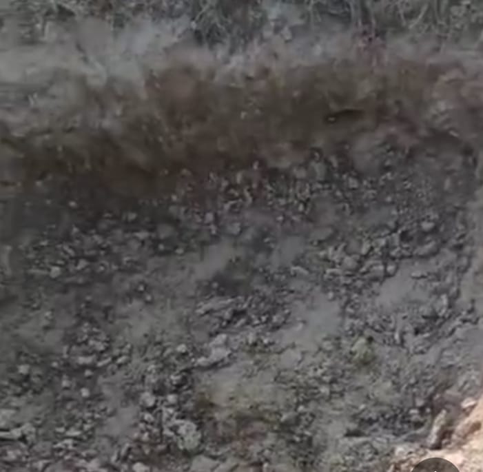 बीमार पत्नी का इलाज कराने गया था पति, पीछे से दबंगों ने खोदा खेत में गड्ढा