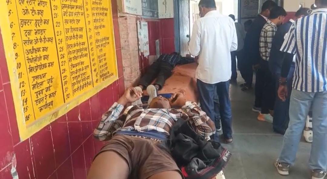 बाइक और ई रिक्शा से जोरदार भिड़ंत बाइक सवार चार छात्र गम्भीर रूप से घायल