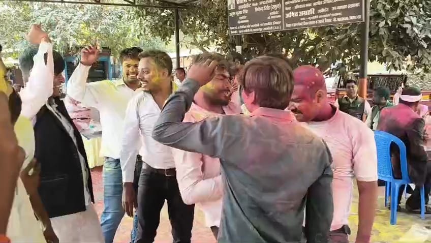 तहसील परिसर में आदर्श बार एसोसिएशन के द्वारा होली मिलन समारोह का आयोजन